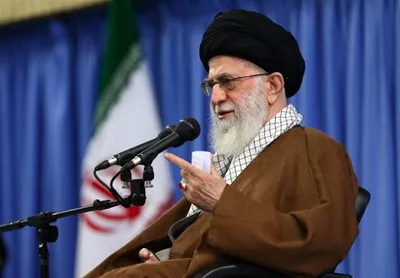 رهبر معظم انقلاب: [برای اینکه] جوان‌ها مدیریت‌ها را بر عهده بگیرند راهش این است که دولت به وسیله یک جوان تشکیل بشود / اینکه من گفتم جوان حزب اللهی، به خاطر این است؛ یک جوان در سنین متناسب، نمی‌گویم حالا جوان ۲۵ ساله رئییس جمهور بشود