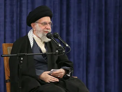 رهبر انقلاب: آن کسانی که شخصیت و هویت خودشان در معرض ویرانی و نابودی است، همه را این‌طور می‌بینند  / در اردیبهشت ۶۹ هم یک گروهی نامه نوشته بودند که «مُلک و ملت به لبه‌ی وحشتناک ویرانی و نابودی رسیده»