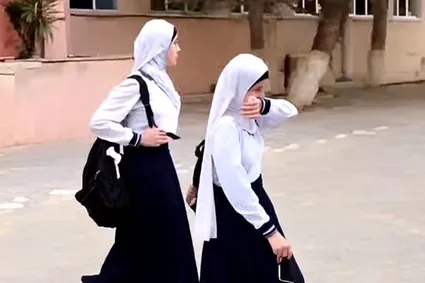 ببینید/ جلوگیری از ورود دانش‌آموزان محجبه به مدرسه در جمهوری آذربایجان