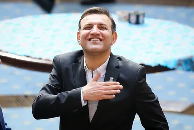 ویدیو / عزیزی خادم: رئیس سابق نه، من «رئیس عزل شده غیر قانونی» هستم