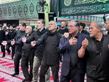ببینید / تصاویری از حضور مسعود پزشکیان در مراسم شام غریبان در ارومیه