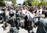 تصاویر : درگیری مرگ‌بار مردم افغانستان و پلیس در اعتراض به بی‌کفایتی دولت