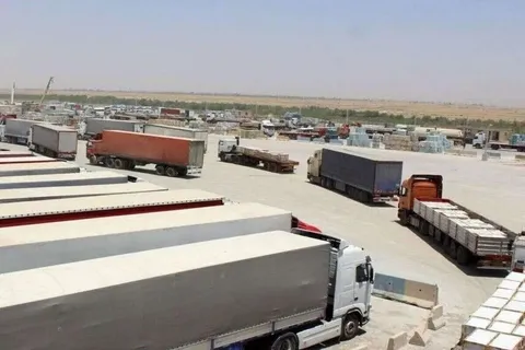 رویترز: کمبود گاز مایع نفتی در پاکستان، با توقف واردات از ایران به دلیل بسته شدن دو گذرگاه مرزی اصلی، تشدید شده/ قیمت کپسول‌های گاز طی چند روز حدود ۵۶ درصد افزایش پیدا کرده/ صدها کامیون از جمله تانکرهای حامل گاز، در دو سوی مرز متوقف شده‌اند/ بیش از هزار کانتینر پاکستانی حامل سیب‌زمینی، موز و برنج، درگیر این اختلال شده‌اند