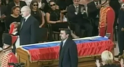 تصاویر: اشک های احمدی نژاد و بوسه او بر تابوت چاوز
