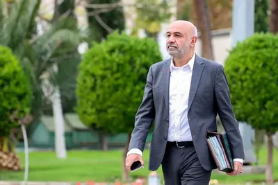 وزیر کار: از دی ماه معیار دهک‌بندی برای دریافت یا حذف یارانه، برداشته شده/ معیارهای جدید شامل داشتن واحد مسکونی ۵۰ میلیارد تومانی به بالا یا خودروی شخصی ۵ میلیارد تومانی به بالا و سطح درآمد تعیین شده است/ منطق بانک مرکزی برای شارژ کردن کالابرگ در نیمه ماه این است که واریز ۸۰ همت منابع در ابتدای ماه که حقوق‌ها هم واریز می‌شود، تورم‌زا است