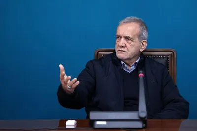 پزشکیان: الان با ارز در تالار دوم، هر چقدر دلار گران شود، ما‌به‌تفاوت آن را به حساب همه مردم می‌ریزیم/ فردی امروز گفته ۱۰۰ میلیارد ضرر کردم، او این مبلغ را ضرر نکرده، بلکه از دولت ما‌به‌تفاوت ارزی می‌گرفته؛ می‌دانید این افراد چقدر از این مسئله [سود می‌کردند؟]