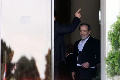 تسنیم: مذاکرات رم بسیار مهم است زیرا حرف‌های ضد و نقیضی از سوی مقام‌های آمریکایی مطرح شده که برخی از آن خواسته‌ها غیرواقعی و نشدنی است / هیات ایرانی منتظرند جدیت و اراده واقعی و متقابل آمریکا را ارزیابی کرده و محک بزنند