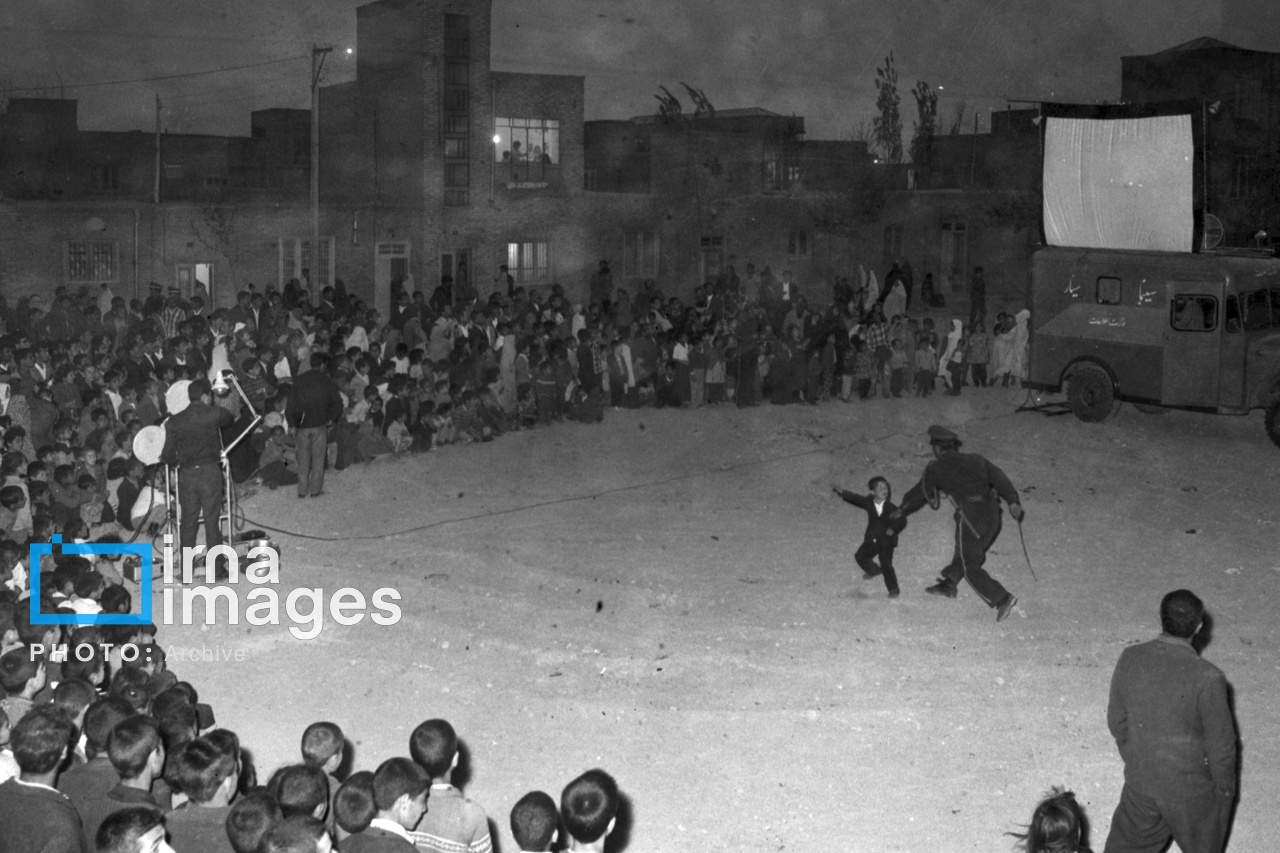 تصاویر: سینمای سیار در نازی‌آباد تهران، ۱۳۴۳
