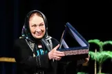 ببینید/ وضعیت سخت زندگی پری امیر حمزه در هشتاد سالگی/ یک مجری: دست او را بگیرید