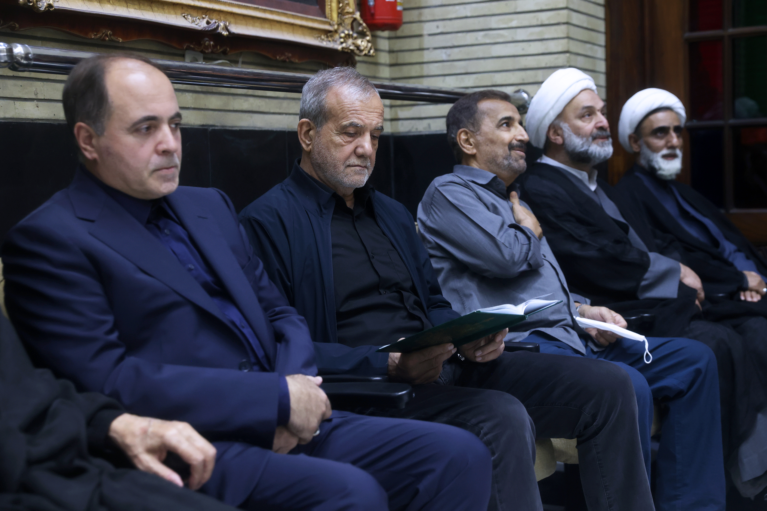 تصاویر: حضور پزشکیان در مراسم ختم پدر محمدباقر ذوالقدر، دبیر شورای عالی امنیت ملی