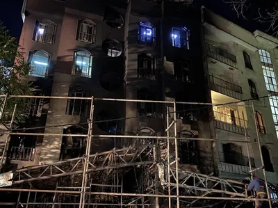 بازداشت ۹ نفر در پرونده انفجار کلینیک سینا اطهر / ۴ فرضیه مطرح در علت آتش‌سوزی: افتادن کابل برق روی کپسول‌های اکسیژن در داخل حیاط، آتش گرفتن ذخیره مخزن اکسیژن، اتصالی برق سه‌فاز ساختمان و انفجار در طبقه منفی دو