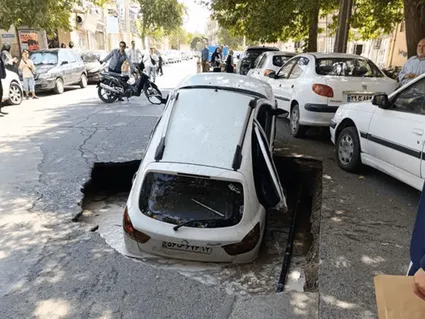 ببینید / زمین یک خودرو را در نیشابور بلعید