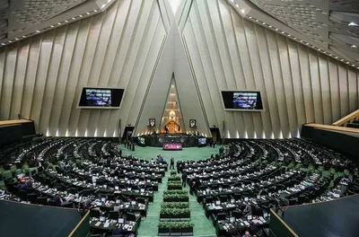 ببینید/ پچ پچ ۲ نماینده حین اعلام رای استیضاح همتی: بیا برو بخر!