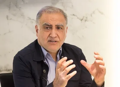 ۳۰۰ خودروی شاسی بلند به نمایندگان داده شده / معاون مجلس به نماینده گفته شرط واگذاری ماشین‌ها این است که باید به اسم داماد، عروس، شوفر و رئیس دفترتان باشد / در یک فرآیند مجرمانه قرارداد این خودرو‌ها را شرکتی امضا کرده که ارکان آن دو دخترند که در کوهدشت لرستان چوپانی می‌کنند؛ این دو دختر اصلا روحشان هم از این قضیه خبر ندارد، اما از کارت ملی آن‌ها استفاده شده