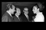 یادداشت‌های علم، پنجشنبه ۲۷ اردیبهشت ۱۳۵۲: شهبانو گره کراوات من که کج بود را برای عکس گرفتن، با دست خود درست کردند؛ خیلی باعث تعجب شد، چون من انتظار هیچ گونه مرحمتی از جانب ایشان را ندارم