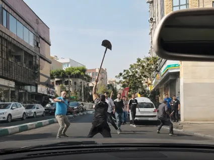 ببینید / درگیری دسته‌جمعی در سعادت‌آباد تهران با بیل، کلنگ و چوب!