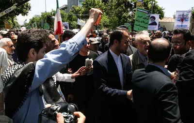 روزنامه جمهوری اسلامی: اهانت کنندگان به صالحی، از جنس همان افرادی هستند که در گذشته به آیت‌الله هاشمی اهانت می‌کردند / اگر آن روز، آمران آنها مواخذه می‌شدند، امروز شاهد این گستاخی نبودیم
