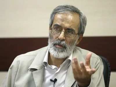 آقای منتظری به خدمت امام رسیده و گفته بود که فرمانده سپاه کودتا می‌کند / جریانی توسط تعداد محدودی از برادران یگان‌های ما درست کردند؛ اینطور وانمود کردند که فرمانده وقت کل سپاه در جبهه‌ها خیانت می کند / جریانی که فریب خورده بودند، شهید شدند، اما طیف اکبر گنجی همین الان با رسانه‌های بیگانه همکاری می‌‌کنند