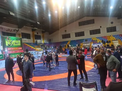 جنجال در انتخابی کشتی آزاد؛ درگیری و ضربه کشتی گیر به مامور نیروی انتظامی / کار به اسپری فلفل کشیده شد