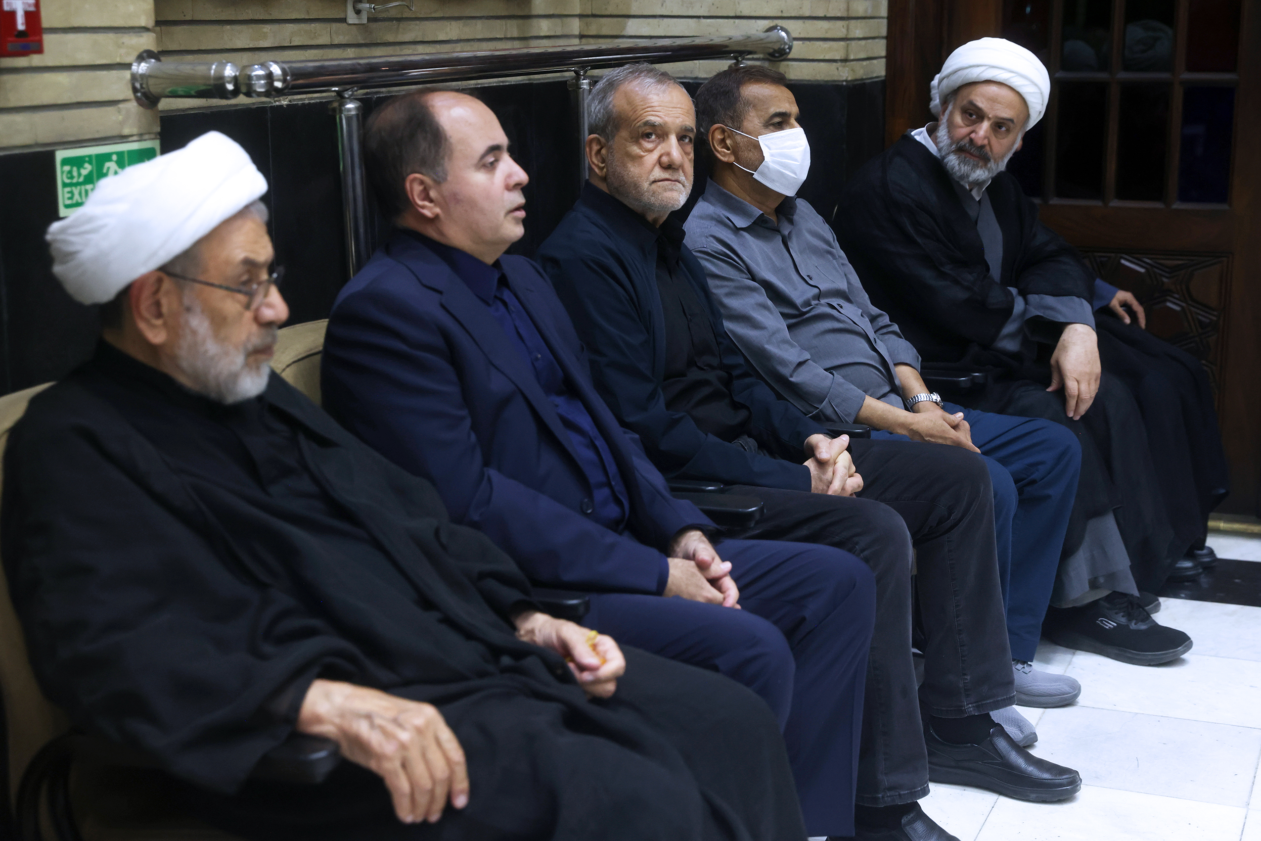 تصاویر: حضور پزشکیان در مراسم ختم پدر محمدباقر ذوالقدر، دبیر شورای عالی امنیت ملی