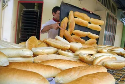 توضیح رئیس اتحادیه نان‌ فانتزی درباره باگت ١٠ هزار تومانی: نان فانتزی دیگر نرخ مصوب ندارد؛ به صورت عرضه و تقاضا و رقابتی است / برای ایجاد رقابت سالم، آرد واحدهای سنتی نیز باید آزاد شود