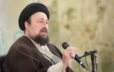سیدحسن خمینی: افکار بسته‌ای که توان سازگاری با دنیای معاصر را ندارد، دزدانه بر سر خوان انقلاب نشسته اند؛ اینها هیچ دخالتی در پیدایش انقلاب نداشتند / دوران دوگانه‌ی «یا در گذشته زندگی کنیم و یا از آن عبور کنیم» تمام شده؛ راه سومی باز شده است