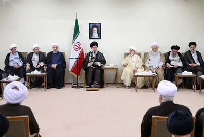 رهبر معظم انقلاب: دعوا و ایجاد تشکیلات موازی با دولت، اصلاح کار نیست/در بحث سکه و ارز و کاهش ارزش پول ملی، جنگ رسانه‌ای و فضاسازی‌های تبلیغاتیِ بدخواهان، تأثیرگذار بوده / اینکه بگونه‌ای صحبت کنیم که بندِ دلِ شنونده پاره شود و همه چیز را از دست رفته تلقی کند، کار صحیحی نیست