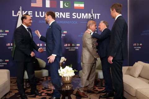 هدف از پیشنهاد آتش‌بس ۱۰ روزه، یافتن راه‌حلی درباره تنگه هرمز است  / یکی از این ایده‌ها، ایجاد یک «دالان میانی» در تنگه هرمز است؛ منطقه‌ای میان آب‌های تحت کنترل عمان و آب‌های تحت کنترل ایران که کشتی‌های تجاری بتوانند از طریق آن با امنیت عبور کنند/  واشنگتن اصرار دارد پیش از اجرایی شدن هرگونه آتش‌بس، دست‌کم درباره برخی اصول مربوط به آزادی کشتیرانی در تنگه هرمز به توافق برسد
