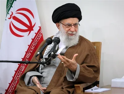 چند سال است که ما مسئله فرزندآوری را مطرح کردیم؛ یک عده از خانم‌های جوان عمل کردند ولی در محیط عمومی جامعه اثری از این قضیه نیست / الان آمار فرزندآوری کمتر از نرخ جانشینی است؛ معنایش این است که تا سی سال دیگر یک جامعه‌ پیر داریم؛ این مسئله از همه خطرات بزرگتر است / واقعاً به زن‌ها ظلم می‌شود؛ این البته مخصوص محیط ما نیست، در محیط‌های فرنگی بیشتر از اینجا‌ها ظلم می‌شود