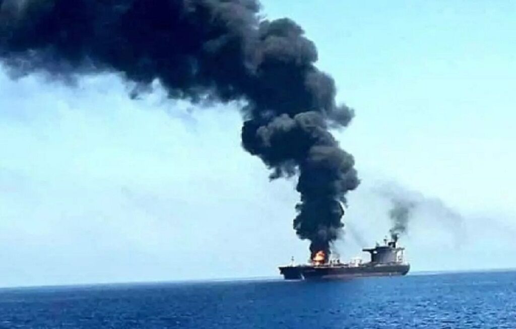 وقوع حادثه دریایی در سواحل یمن / سازمان عملیات تجارت دریایی انگلیس: یک قایق کوچک با چهار سرنشین مسلح به این نفتکش نزدیک شده و با آرپیجی به سمت نفتکش شلیک کردند وقوع حادثه دریایی در سواحل یمن / سازمان عملیات تجارت دریایی انگلیس: یک قایق کوچک با چهار سرنشین مسلح به این نفتکش نزدیک شده و با آرپیجی به سمت نفتکش شلیک کردند