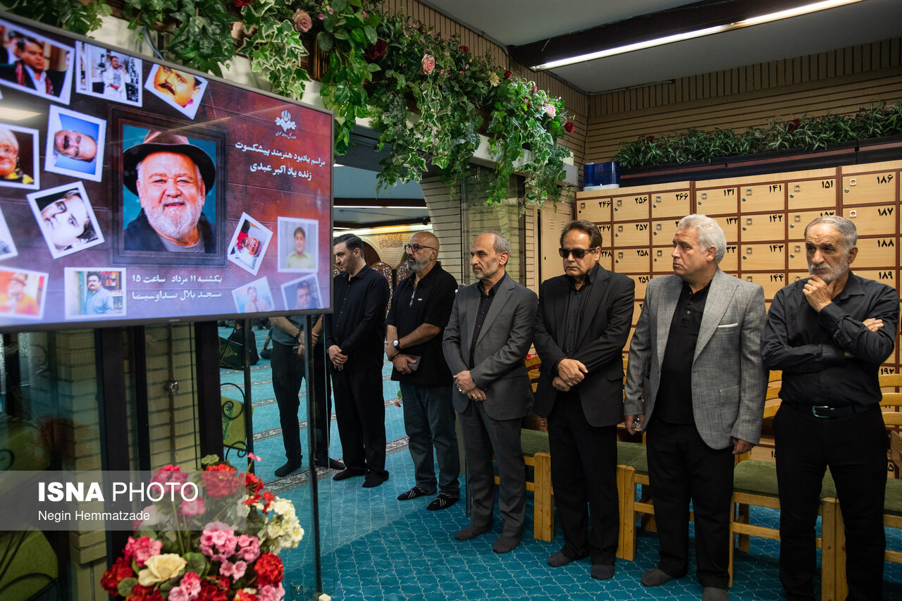 تصاویر: مراسم یادبود «اکبر عبدی» در مسجد بلال