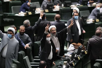 شواهد و قرائن می‌گوید تصویب طرح «صیانت» قطعی است / چرا مجلس به تصمیم امروز خود در مورد طرح «صیانت» شک کرد؟ / آن ۱۴ رای چگونه در چند ساعت آب رفت؟