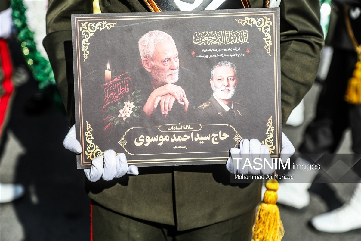 تصاویر: تشییع پیکر پدر امیر سپهبد شهید موسوی - قم