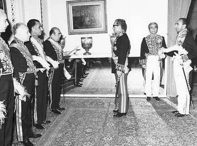 یادداشت‌های علم، یکشنبه ۹ مهر ۱۳۵۱: تعجب آور بود که شاه نسبت به نخست وزیر بی اعتنایی کرد