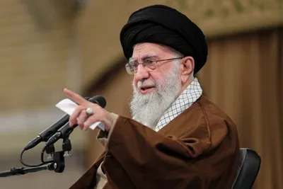 رهبر انقلاب: درباره حرفهای سیاسی این روزها، آمریکایی‌ها بدانند که در مواجهۀ با ایران هرگز با تهدید به جایی نخواهند رسید / سیاستمداران آمریکایی‌ و اروپایی اشتباه بزرگی می‌کنند و مراکز مقاومت در منطقه را اسمش را می‌گذارند نیروهای نیابتی ایران؛ نیابتی یعنی چه؟ / جمهوری اسلامی نایب لازم ندارد، اینها خودشان هستند
