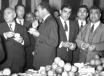 یادداشت‌های علم، چهارشنبه ۷ آبان ۱۳۴۸: مهمان‌های شاه به خاطر ترافیک عجیب تهران دیر رسیدند / شاه گفت عراقی‌ها مطمئن هستند که ما می‌خواهیم دماغ شان را دود بدهیم