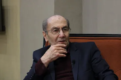 ویدیو/ آقای «خمینی» سه روحانی بلند پایه را فرستاد تا «بازرگان» را مجاب کنند به دولت برگردد، اما در وسط راه رادیو اعلام کرد که استعفا پذیرفته شده؛ ظاهراً این ماجرا در پی هماهنگی‌ای بین «احمد خمینی» و «قطب زاده» رخ داده بود/ «بازرگان» استعفای خود را پس از ماجرای اشغال سفارت آمریکا، طوری نوشته بود که قابل برگشت باشد
