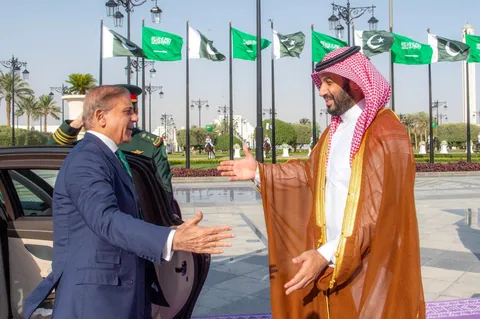 در صورتی که عربستان بر اساس توافق امنیتی میان دو کشور، بند دفاع متقابل را فعال کند، اسلام‌آباد ممکن است ناچار شود به دفاع از عربستان بپردازد / پاکستان ممکن است در یک عملیات هوایی برای دفاع از عربستان در برابر پهپادها مشارکت کند و حتی مواضع شلیک در یمن را هدف قرار دهد