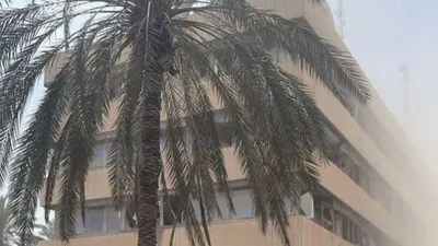 تسنیم: موج انفجار در بندر شهید رجایی به حدی بوده که اکثر ساختمان‌ها را با خسارت بسیار شدید مواجه کرده/ تمام خودرو‌ها خسارت دیده‌اند و به نوعی مچاله شده‌اند/ احتمالا افراد بسیاری در این حادثه مجروح و یا حتی جان باخته‌اند/ چون موج انفجار شدید بوده، هنوز بسیاری از کارکنان این بندر در شوک قرار دارند
