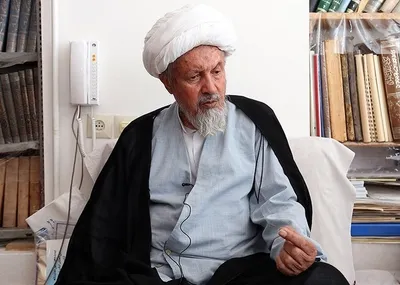 فرزند آیت الله مومن: وضعیت جسمانی پدرم بحرانی است / پزشکان در مورد بهبود یا عدم بهبود ایشان نظر قطعی نمی‌دهند