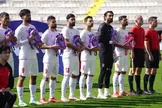 ببینید / سرود ایران را خواندن ملی‌پوشان فوتبال ایران با «کوله‌پشتی»‌ به یاد شهدای دختر میناب