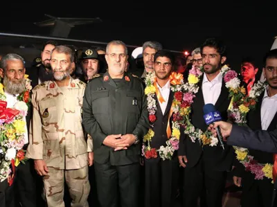 ۵ تن از مرزبانان آزاد شده میرجاوه، به کشور بازگشتند /  وزارت کشور: به زودی ۷ نفر دیگر آزاد می‌شوند / هیچ معامله‌ای برای آزادسازی مرزبانان صورت نگرفته