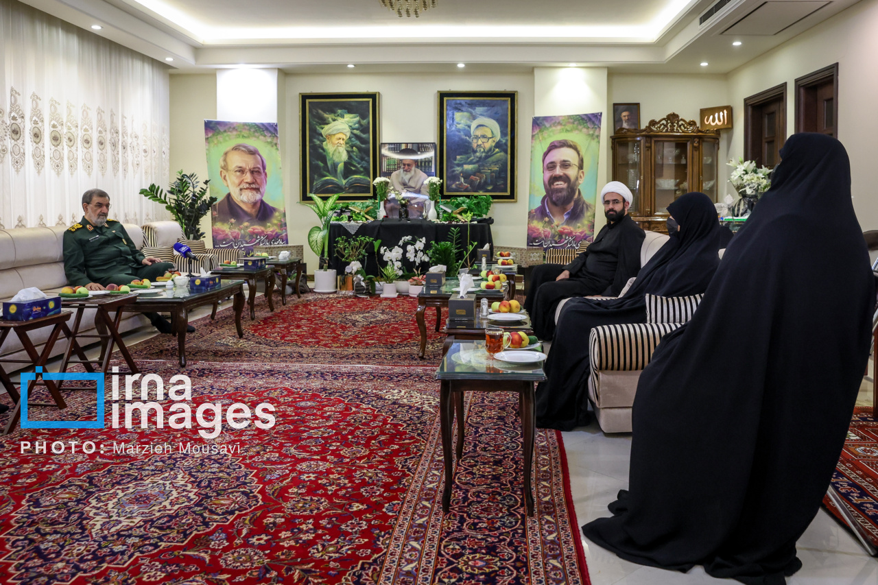 تصاویر: حضور دبیر شورای عالی امنیت ملی در منزل شهید لاریجانی
