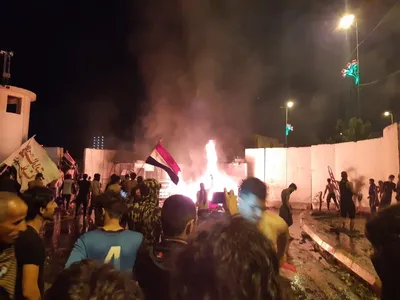 اوضاع کربلا متشنج شد / معترضان در چند نقطه شهر آتش روشن کردند / تجمع معترضان در نزدیکی ساختمان استانداری / استاندار منع آمد و شد اعلام کرد