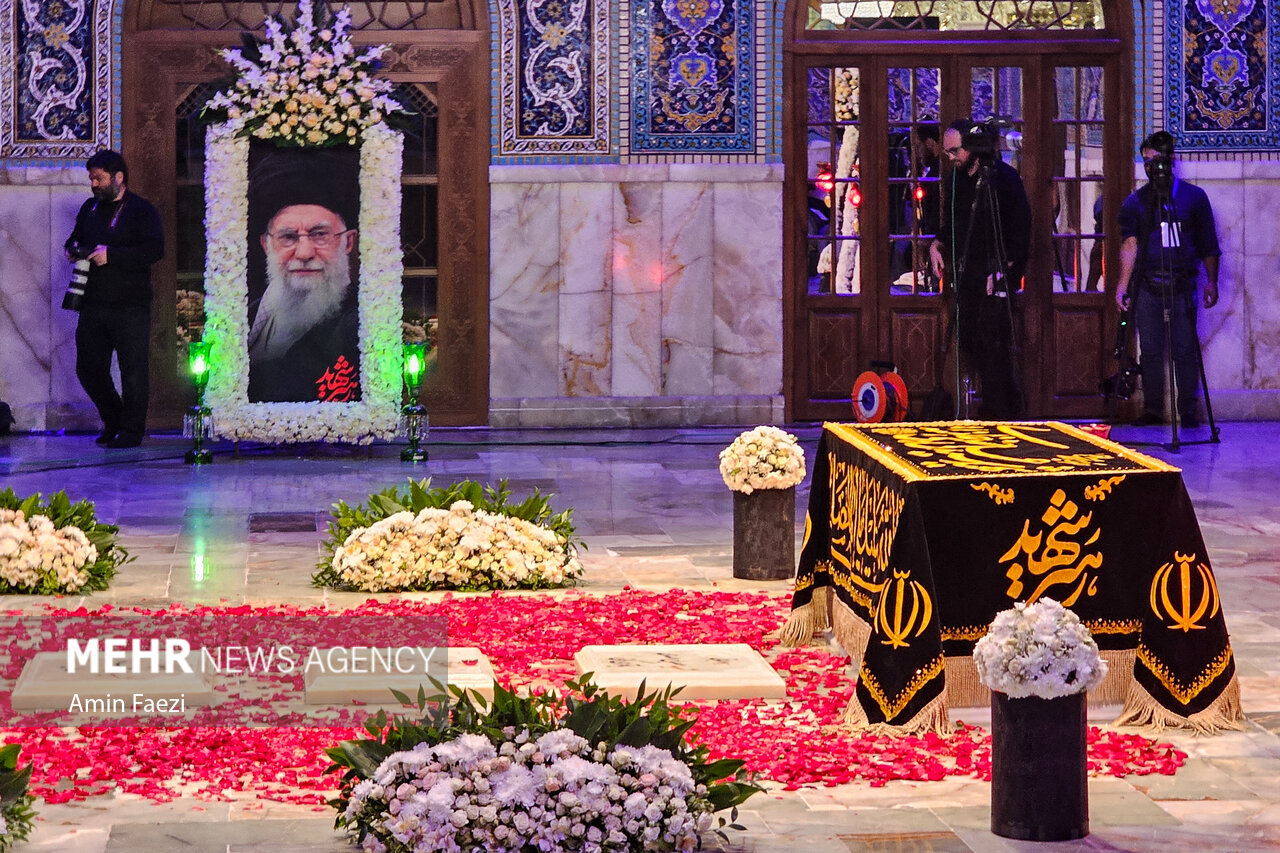 تصاویر: تشرف زائران به رواق دارالذکر برای زیارت مزار رهبر شهید انقلاب