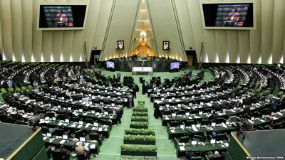 اشتغال بازنشستگان در دستگاه‌های اداری ممنوع شد / به کارگیری بازنشستگان در جایگاه رؤسای سه قوه، معاونان رئیس جمهور، اعضاء شورای نگهبان، وزرا و نمایندگان مجاز است / ۱۷ استاندار، ۸۰ معاون استاندار و ۱۲۰۰ مدیر دولتی باید کنار بروند