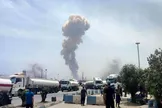در حادثه بندر شهید رجایی ۱۷، ۱۸ ساعت با یک شبه‌بحران و یکی از بزرگترین آتش‌سوزی‌های سال‌های اخیر دست‌وپنجه نرم کردیم /اگر آتش نشانان غفلت و کم کاری می‌کردند و دل به دریای آتش نمی‌زدند، با بحران و فاجعه مواجه می‌شدیم و شاید بندر سقوط می‌کرد/ چون خیلی از موادی که اینجا در حال سوختن است، پایه نفتی و هیدروکربنی دارد و یا لوازم خودرویی غالبا پلاستیکی است، دود زیادی ایجاد می‌شود