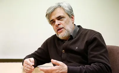 کیهان از قدیم می‌گفت بگیرید و ببندید؛ اگر قرار بود به حرفش گوش دهند که کشور تعطیل بود / اینقدر راه‌های اطلاع رسانی زیاد است که امکان بازگشت به محدودیت وجود ندارد؛ الان دولت رئیسی فیلترینگ گسترده اعمال کرده، اما کسی هست که بگوید من دسترسی به اینترنت ندارم؟ / هنوز عده‌ای فکر می‌کنند باید به سال ۶۰ برگردند / با اطلاع می‌گویم که روش‌های محدود کننده در خانه آقایان اصولگرا هم جواب نداده