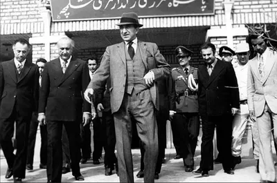 یادداشت‌های علم، پنجشنبه ۱۵ آبان ۱۳۴۸: تاسیسات مهم خارک افتتاح شد / بزرگترین مخزن نفت جهان در آنجاست