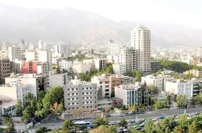 شرایط به حدی رسیده که شما خرید مسکن را به عنوان یک آرزو در می‌گیرید؛ در نتیجه تقاضای واقعی در این بازار دیده نمی‌شود/ مردم عمدتاً سرمایه‌هایشان را به سمت ارز، طلا و بورس می‌برند/ آمار ۷۰ درصدی مالکیت در شهر‌ها نیز به نظر درست نیست؛ در تهران تعداد مستأجرین بیشتر از مالکین است/ آمریکا به عنوان مهد سرمایه‌داری، مسکن اجتماعی دارد، ولی ما که اقتصاد اسلامی هستیم سراغ چنین چیزی نمی‌رویم